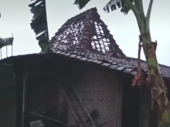 Kondisi rumah warga Dusun Mlakas, Desa Lemahputih, Kecamatan Brati, Kabupaten Grobogan, yang tersambar petir, pada Sabtu (23/11/2024) petang.