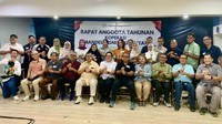 Rapat juga menetapkan Dewan Pengawas yang dipimpin Abdul Aziz. Seluruh anggota diumumkan akan menerima 100% keuntungan dari simpanan masing-masing. Laporan pertanggungjawaban pengurus lama, termasuk laporan keuangan dan usaha yang telah diaudit, diterima peserta rapat. Acara ini didukung vendor dari anggota koperasi sendiri, seperti WSK Catering dan Coffee Eight. Foto: (Dokumentasi Koperasi Smandela Jakarta)