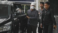 KPK memeriksa Rohidin Mersyah terkait operasi tangkap tangan (OTT) terhadap tujuh orang pejabat di Bengkulu pada Sabtu (23/11) malam.
