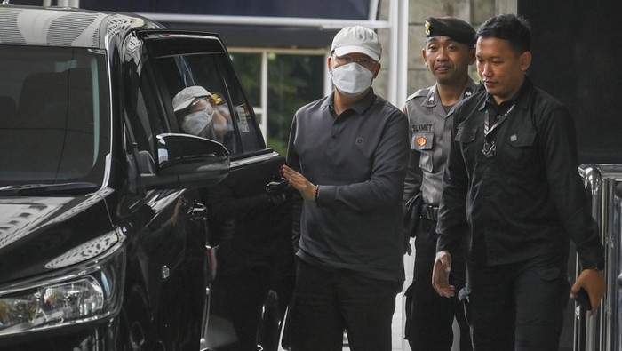 Gubernur Bengkulu Rohidin Mersyah (kiri) berjalan menuju ruangan untuk menjalani pemeriksaan di Gedung Merah Putih, KPK, Jakarta, Minggu (24/11/2024). KPK memeriksa Rohidin Mersyah terkait operasi tangkap tangan (OTT) terhadap tujuh orang pejabat di Bengkulu pada Sabtu (23/11) malam. ANTARA FOTO/Muhammad Ramdan/tom.