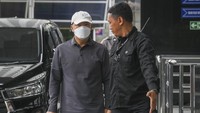 Gubernur Bengkulu Rohidin Mersyah (kiri) berjalan menuju ruangan untuk menjalani pemeriksaan di Gedung Merah Putih, KPK, Jakarta, Minggu (24/11/2024).