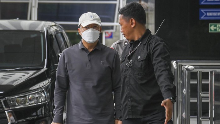 Gubernur Bengkulu Rohidin Mersyah (kiri) berjalan menuju ruangan untuk menjalani pemeriksaan di Gedung Merah Putih, KPK, Jakarta, Minggu (24/11/2024). KPK memeriksa Rohidin Mersyah terkait operasi tangkap tangan (OTT) terhadap tujuh orang pejabat di Bengkulu pada Sabtu (23/11) malam. ANTARA FOTO/Muhammad Ramdan/tom.