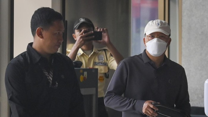 Gubernur Bengkulu Rohidin Mersyah (kiri) berjalan menuju ruangan untuk menjalani pemeriksaan di Gedung Merah Putih, KPK, Jakarta, Minggu (24/11/2024). KPK memeriksa Rohidin Mersyah terkait operasi tangkap tangan (OTT) terhadap tujuh orang pejabat di Bengkulu pada Sabtu (23/11) malam. ANTARA FOTO/Muhammad Ramdan/tom.