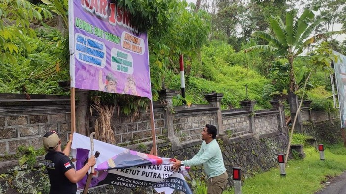 KPU Karangasem bersama Bawaslu dan Satpol PP mulai menurunkan sejumlah alat peraga kampanye (APK) paslon yang berlaga dalam Pilkada 2024, Minggu (24/11/2024). (Foto: Dok. KPU Karangasem)