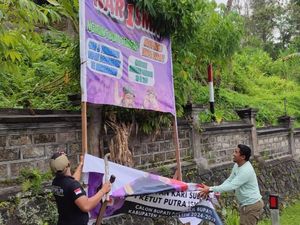 KPU Karangasem Mulai Turunkan Baliho Paslon Saat Masa Tenang