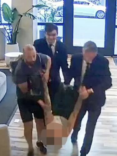 Liam Payne digotong di lobi hotel