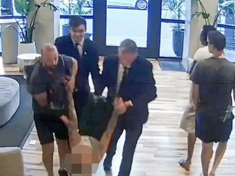 Liam Payne digotong di lobi hotel