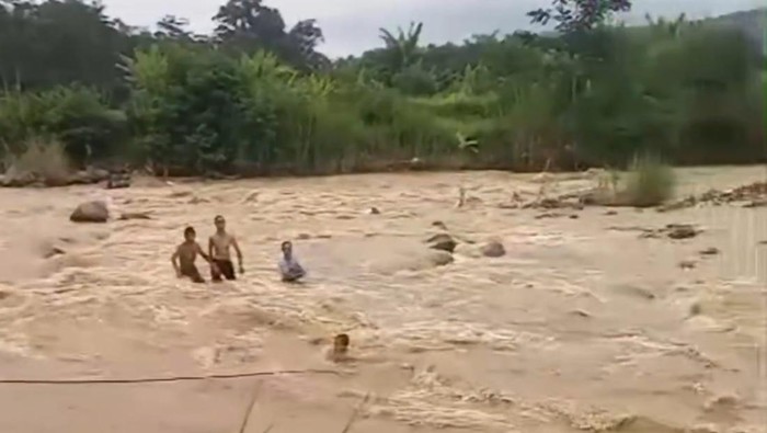 Lima remaja laki-laki terjebak di tengah aliran Sungai Cidurian Bogor (istimewa)
