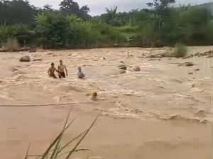 Lima Remaja Dievakuasi Usai Terjebak di Aliran Deras Sungai Cidurian Bogor