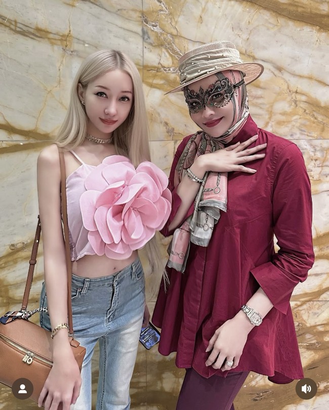 Dengan berat badan yang kini jauh lebih ringan, lengan hingga lingkar perut Lucinta pun jadi terlihat kecil. Lengan kecilnya itu jelas terlihat, terutama saat dirinya mengenakan pakaian tanpa lengan. Foto: Instagram/@lucintaluna_manjalita