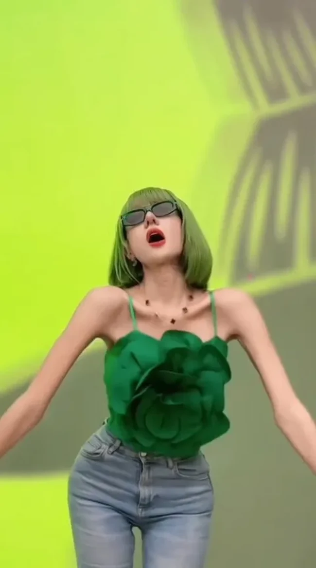 Di video unggahan tersebut tulang-tulang di tubuh Lucinta juga tampak jelas menonjol. Melihat hal tersebut tak sedikit netizen yang mengkhawatirkan kondisi kesehatan Lucinta. Foto: Instagram/@lucintaluna_manjalita