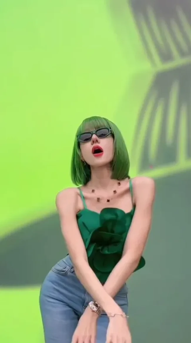 Akibat penurunan berat badan drastis Lucinta, banyak juga yang menyebut jika kulit lengannya terlihat kendur. Bagaimana menurutmu penampilan baru Lucinta? Foto: Instagram/@lucintaluna_manjalita