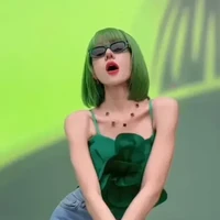 Akibat penurunan berat badan drastis Lucinta, banyak juga yang menyebut jika kulit lengannya terlihat kendur. Bagaimana menurutmu penampilan baru Lucinta? Foto: Instagram/@lucintaluna_manjalita