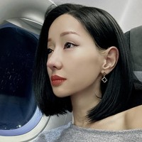 Lucinta kini juga terlihat lebih sering tampil dengan gaya rambut bob pendeknya. Beberapa menyebut penampilan Lucinta terlihat mirip artis Korea. Foto: Instagram/@lucintaluna_manjalita