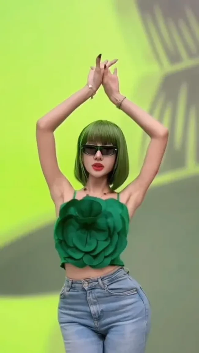 Dalam salah satu video unggahan terbarunya Lucinta Luna tampil dengan crop top dan rambut pendek hijaunya yang senada dengan pakaian yang ia gunakan. Dalam video tersebut beberapa netizen justru menyebut Lucinta tampak terlalu kurus. Foto: Instagram/@lucintaluna_manjalita