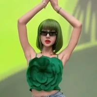 Dalam salah satu video unggahan terbarunya Lucinta Luna tampil dengan crop top dan rambut pendek hijaunya yang senada dengan pakaian yang ia gunakan. Dalam video tersebut beberapa netizen justru menyebut Lucinta tampak terlalu kurus. Foto: Instagram/@lucintaluna_manjalita