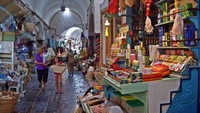 Beberapa bangunan bersejarah di Madinah Tunis tetap difungsikan untuk kegiatan masyarakat setempat, salah satunya yaitu Pasar El Attarine (Souq El-Attarine). Foto: dok. unesco.org