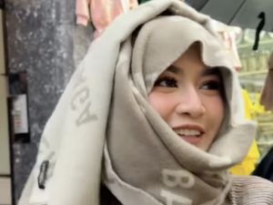Most Pop: Mahalini Cosplay Gaya Hijab Putri Delina saat Liburan ke Eropa