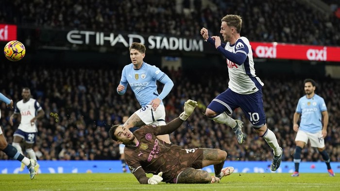 Tottenhams James Maddison, centre right, scores his sides second goal during the English Premier League soccer match between Manchester City and Tottenham at the Etihad Stadium in Manchester, England, Sunday, Nov. 24, 2024. (AP Photo/Dave Thompson)