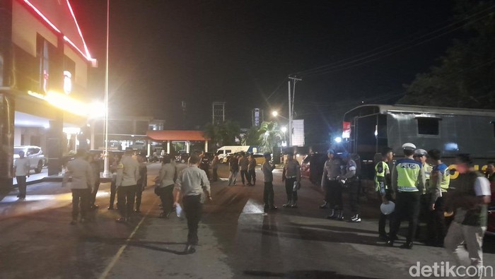 Calon Gubernur Bengkulu, Rohidin Mersyah diperiksa KPK. Ia tiba di Mapolresta Bengkulu pukul 23.15 WIB