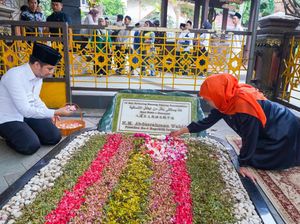 Isi Masa Tenang, Khofifah-Emil Ziarah ke Makam Pendiri NU-Gus Dur