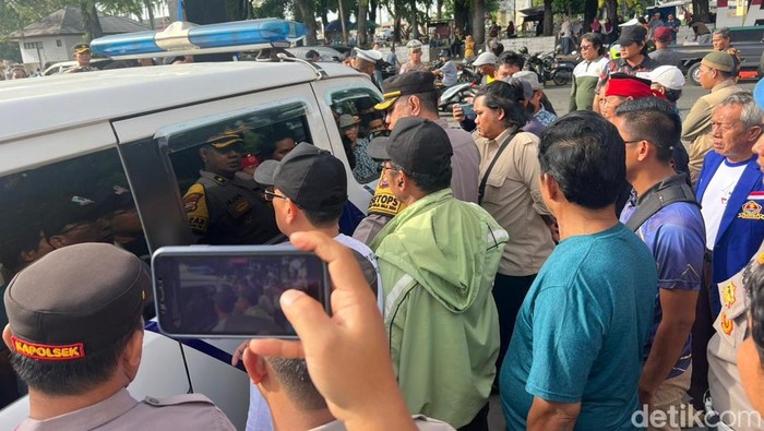 Massa halangi mobil KPK yang membawa Rohidin Mersyah keluar dari Polresta Bengkulu