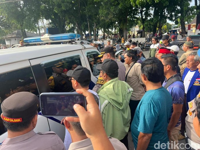 Massa halangi mobil KPK yang membawa Rohidin Mersyah keluar dari Polresta Bengkulu