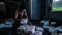 Selain sotong terkadang Tabli juga membawa pulang ikan tenggiri dengan harga jual Rp 65.000 per kilogramnya. Sebelum menjadi nelayan Tabli melakukan jual beli sparepart kendaraan dengan sistem online.