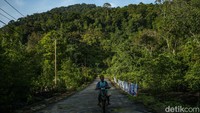 Profesi nelayan yang digelutinya bermula dari hobi, ia tahu akan risiko melaut seperti terkena angin ribut bahkan pulang hanya dengan membawa ikan sedikit namun semua itu tak menghalanginya untuk mencari nafkah.