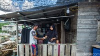 Sinyal internet dari BAKTI Komdigi ini juga digunakan untuk memasarkan ikan hasil tangkapan di laut kepada masyarakat. Biasanya Tabli membawa pulang ikan sotong dari laut dan langsung dijual ke pengepul maupun sebagian langsung dijual ke warga yang memesan.