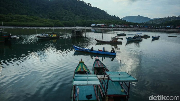 Tabli Aliama (46) adalah nelayan pencari sotong di Anambas. Sinyal internet dari BAKTI Komdigi turut membantu pemasaran hasl tangkapannya.