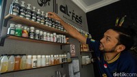 Alex Irawan (29) merapikan parfum di Al-fes Sablon, Desa Genting Pulur, Jemaja, Anambas, Kamis (7/11/2024).