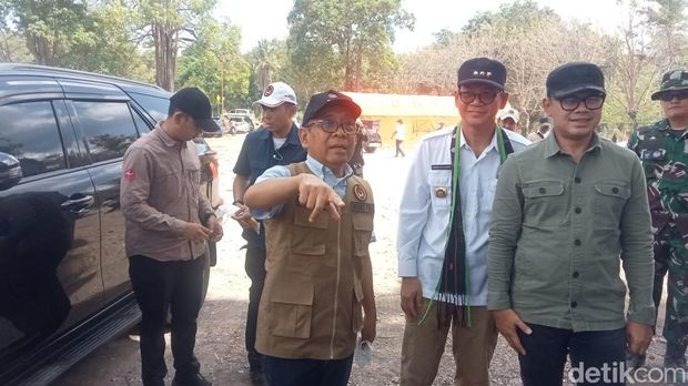 Menko PMK Pratikno meninjau lokasi huntara dan pengungsi korban erupsi Gunung Lewotobi Laki-laki di Flores Timur, NTT, Minggu (24/11/2024).