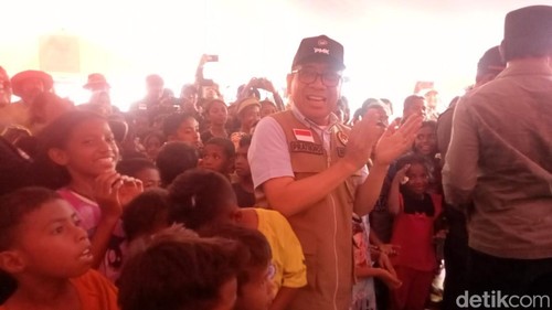 Menko PMK Pratikno meninjau lokasi huntara dan pengungsi korban erupsi Gunung Lewotobi Laki-laki di Flores Timur, NTT, Minggu (24/11/2024).