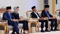 Menteri didampingi sejumlah pejabat Kementerian ESDM yakni Nanang Abdul Manaf (Tenaga Ahli/TA Menteri ESDM Bidang Eksplorasi dan Peningkatan Produksi Migas), Anggawira (TA Menteri ESDM Bidang Monitoring dan Evaluasi Pembangunan Infrastruktur Minyak dan Gas, Umar Ali Lessy (TA Menteri ESDM Bidang Administrasi Negara dan Good Governance), dan Rizal Calvary, dan (TA Menteri ESDM Bidang Percepatan Infrastruktur Ketenagalistrikan).