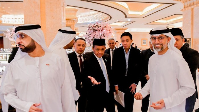 Menteri ESDM Bahlil Lahadalia bertemu Menteri Energi dan Industri Uni Emirat Arab (UEA) Suhail Mohammed Al Mazrouei. Pertemuan itu membahas pengembangan energi.