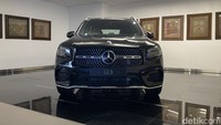 GLB 200 terbaru ini mengusung model apron depan dan belakangnya mengikuti tema AMG. Mercedes-Benz juga membekali GLB 200 AMG Line dengan lampu baru MULTIBEAM LED yang secara performa lebih baik dan atraktif. Model lampu baru ini terlihat matching dengan grille-nya yang menggunakan pola diamond. Foto: Muhammad Hafizh Gemilang
