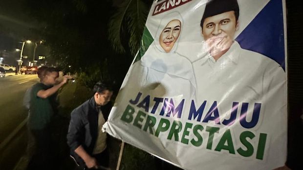 Momen Cawagub Jatim Emil Dardak Ikut Turun Rapikan Baliho di Jalanan