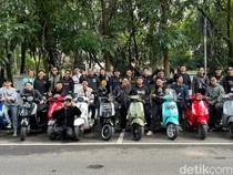Keseruan Puluhan Anak Vespa Motoran Keliling Bandung