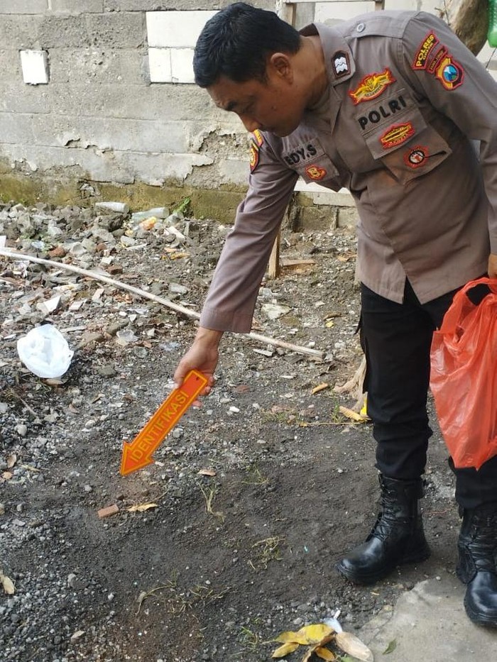 Olah TKP Pembunuhan Istri Oleh Suami di Gresik