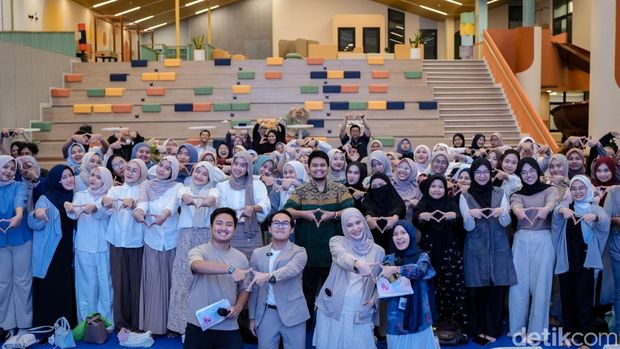 Paragoncorp mengadakan talkshow bersama Alifa Khairunissa Adelia (influencer) dan Ridwan Sonjaya (Senior Head Research and Development ParagonCorp) yang membahas tren kecantikan terkini, peran sains dan teknologi dalam industri kecantikan, serta pentingnya perawatan kulit sejak dini. Paragoncorp mengadakan talkshow bersama Alifa Khairunissa Adelia (influencer) dan Ridwan Sonjaya (Senior Head Research and Development ParagonCorp) yang membahas tren kecantikan terkini, peran sains dan teknologi dalam industri kecantikan, serta pentingnya perawatan kulit sejak dini.