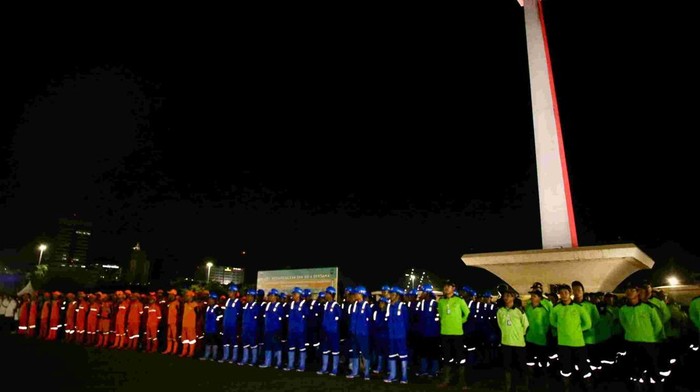 Pasukan gabungan mencopot APK saat masa tenang Pilkada Jakarta