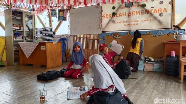 Pelajar SD di Cianjur Belajar di Tenda