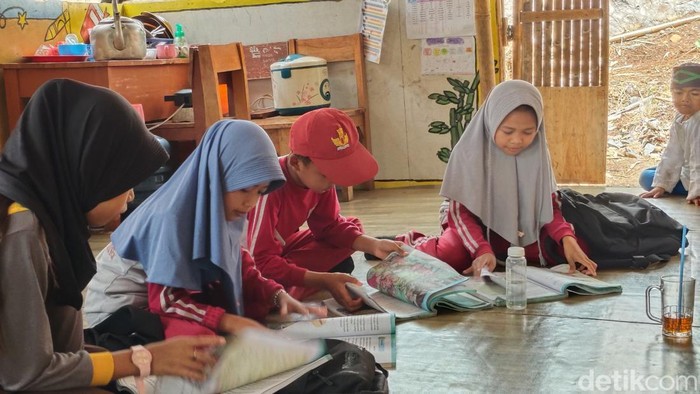 Pelajar SD di Cianjur Belajar di Tenda