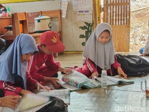 Perjuangan Siswa SDN Girijaya Melawan Hawa Panas Belajar di Tenda