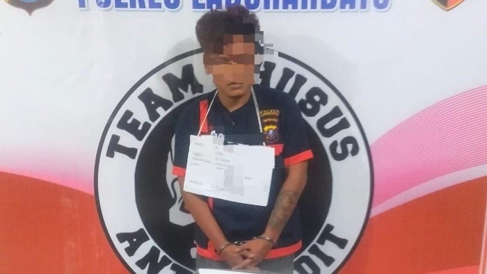 Pelaku AL saat diamankan di kantor polisi. (Foto: Dok. Polsek Bilah Hulu).