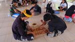 Asyiknya Menjajal Berbagai Permainan Tradisional
