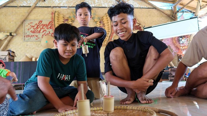 Anak-anak bermain permainan tradisional pateng dudu di Kampung Baca Taman Rimba (Batara) Banyuwangi, Jawa Timur, Minggu (24/11/2024). Kegiatan edukasi yang diisi dengan berbagai permainan tradisional tersebut dalam rangka melestarikan permainan tradisional dan mengasah ketangkasan serta meningkatkan interaksi pergaulan antar anak sehingga diharapkan dapat mengurangi penggunaan gawai yang populer dikalangan anak-anak. ANTARA FOTO/Budi Candra Setya/agr *** Local Caption ***