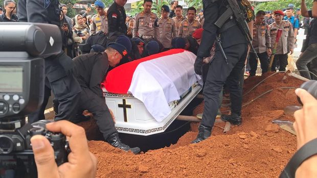 Pemakaman Kompol Ryanto Ulil Anshar di Makassar.
