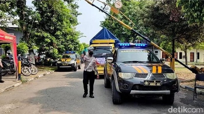 Pengawalan polisi saat logistik Pilkada Serentak 2024 mulai didistribusikan di Lamongan.